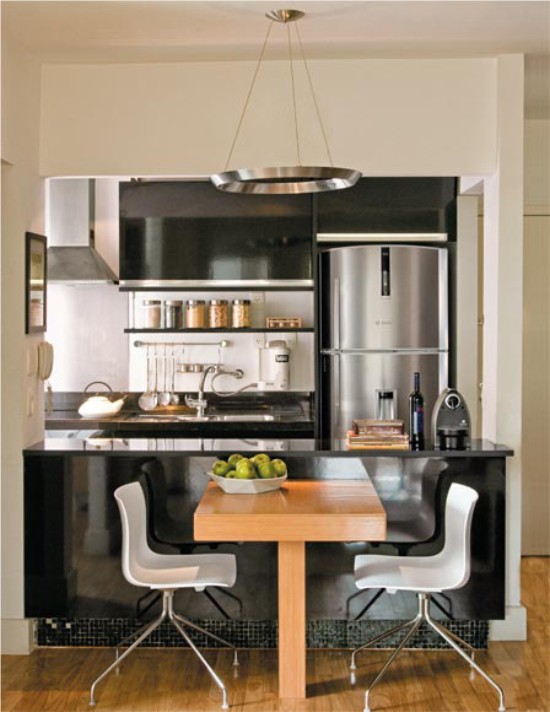 Mesa de comedor en una pequeña cocina-comedor de alta tecnología.