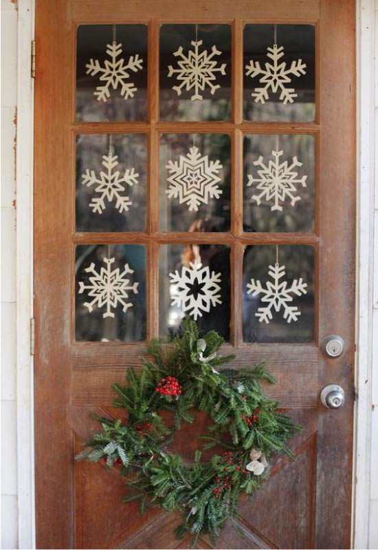 Snowflakes-vytynanki ที่หน้าต่างประตู