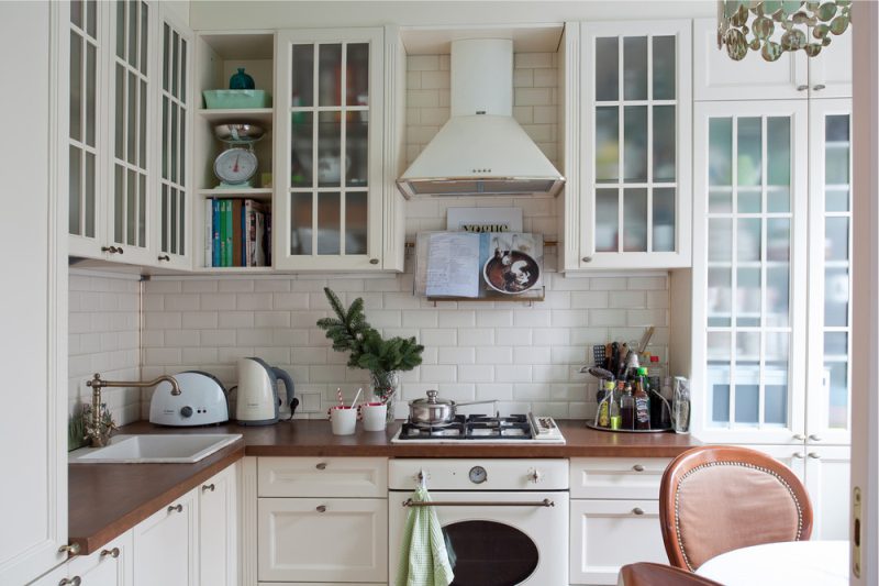 Witte keuken met houten aanrecht