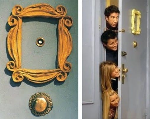 Žuti okvir na ulaznim vratima u TV seriji Prijatelji
