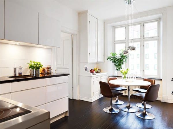Dunkler Küchenboden im skandinavischen Stil