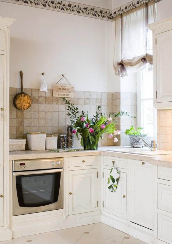 Nhà bếp nhỏ màu trắng theo phong cách Provence