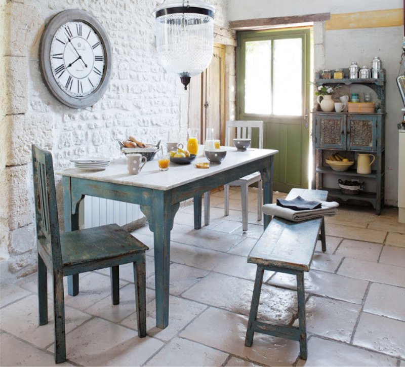 Nội thất nhà bếp kiểu Provence với đồng hồ trên tường