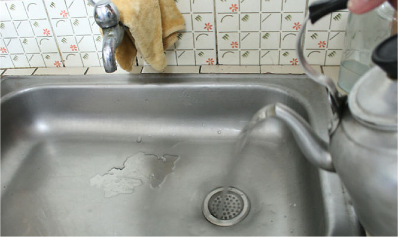 Hervir el agua de las obstrucciones en el fregadero de la cocina.