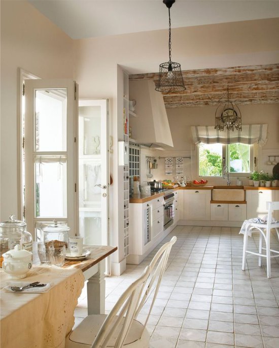 Nhà bếp kiểu Provence trong một ngôi nhà nông thôn
