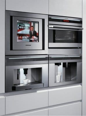 eingebauter Fernseher in der Küche