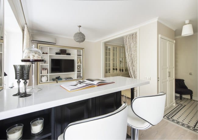 Design av en-roms leilighet med et lite kjøkken og stue - utsikt fra kjøkkenet