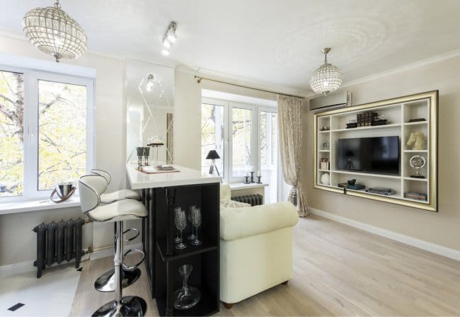 Design af en 1-værelses lejlighed med et lille køkken og stue - zoneinddeling bar tælleren