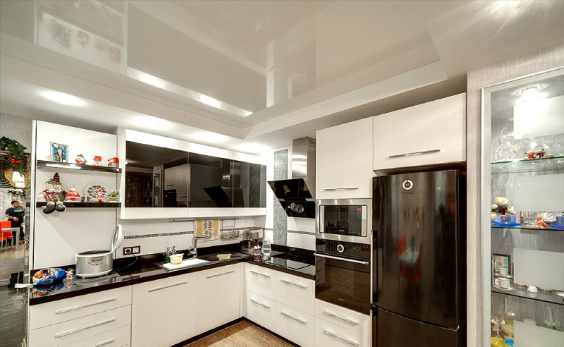 Glossy ceiling in the kitchen