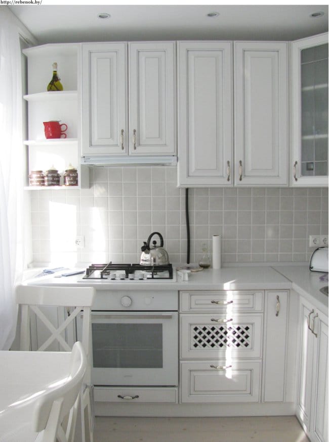 Keuken 5,7 vierkante meter met een schuifdeur - een algemeen beeld van de keuken