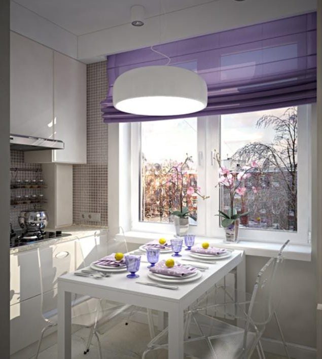 Kleine keuken met paarse accenten