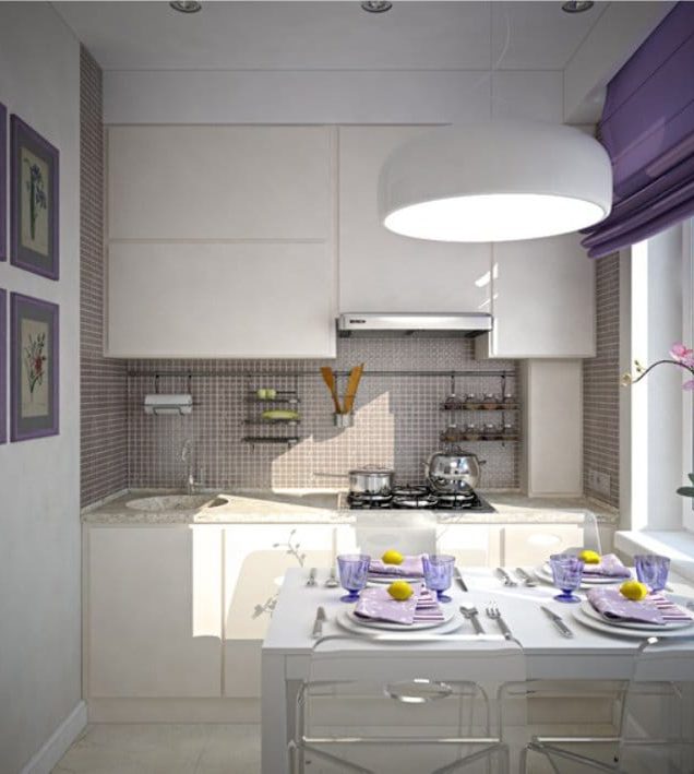 Malá kuchyňa s fialovými akcentmi