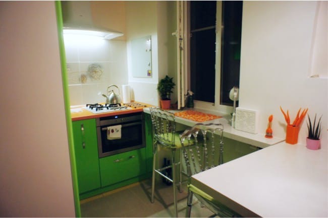 Dapur kecil dengan tingkap-ambang bar - pemandangan umum dapur
