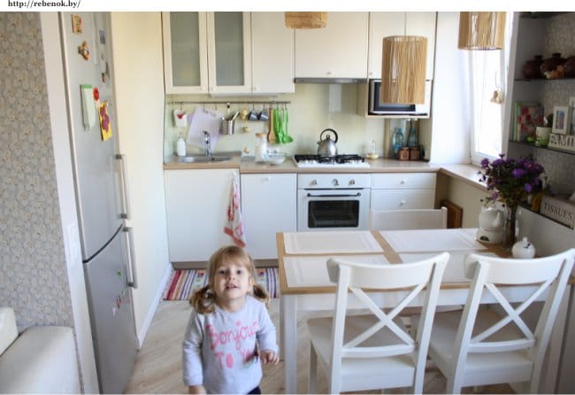 Kleine Küche in Chruschtschow mit einer Nische für den Kühlschrank