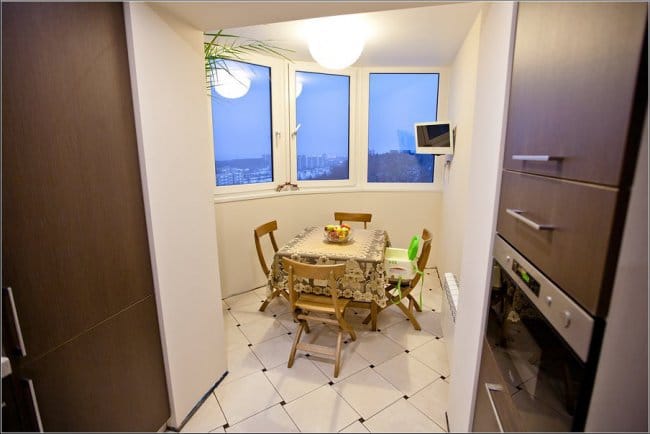 Het combineren van een balkon met een keuken - eetkamer op de loggia