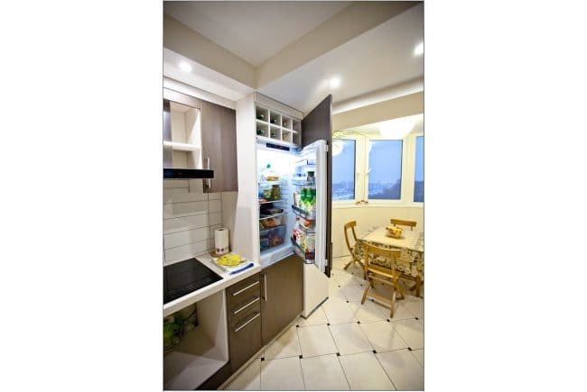 Combinando un balcone con una cucina - frigorifero situato convenientemente