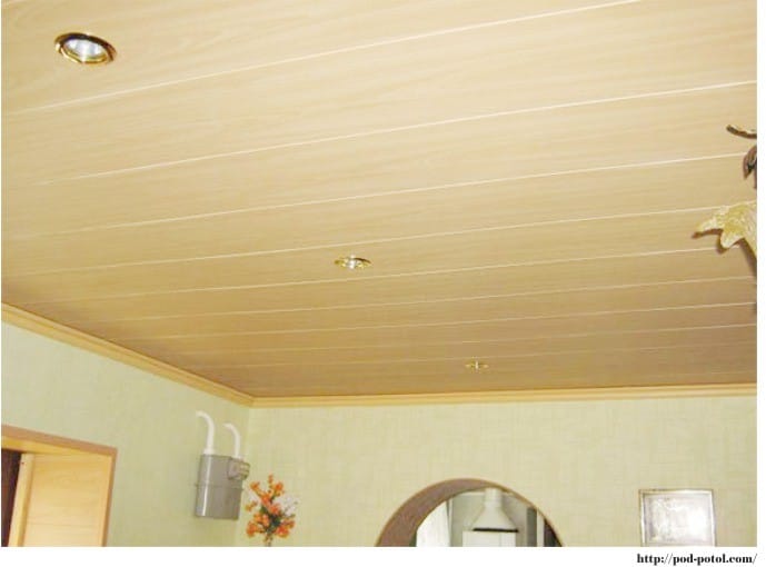 Painéis de teto de plástico na cozinha - imitação de madeira