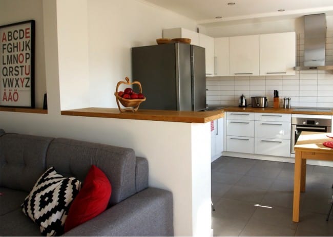 Rekonstrukce malé kuchyně s přepážkou - výhled do kuchyně z obývacího pokoje
