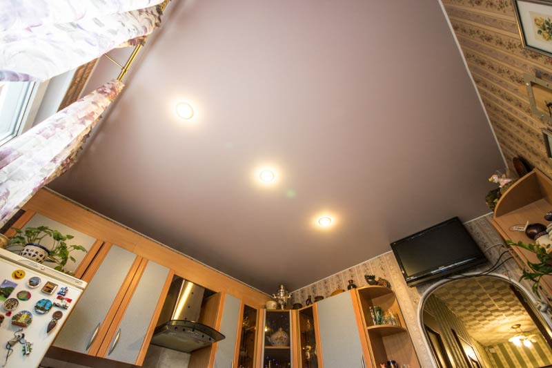Saténový strop v kuchyni