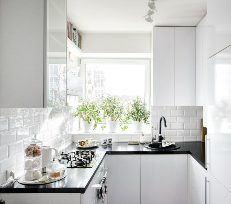 Бела кухиња у облику слова У са прозорском клупом