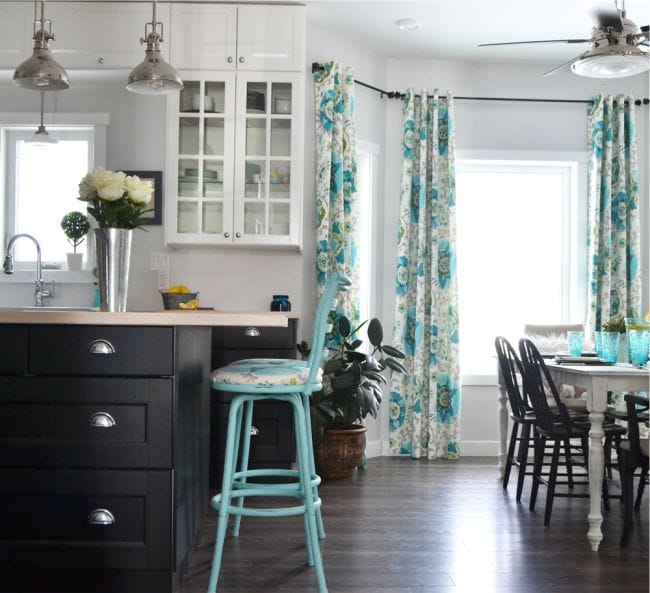 Eyelet Curtains in the Large Kitchen Interior