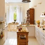 Hvite gardiner i interiøret i kjøkken-spisestue i stil med Provence
