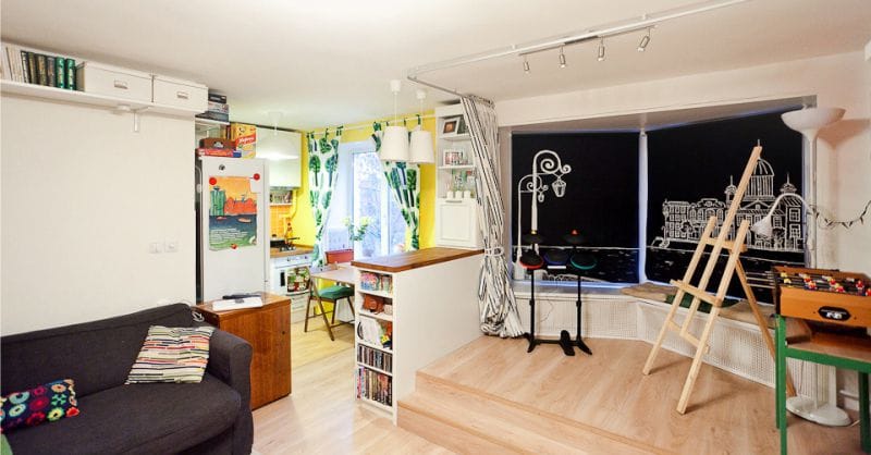 Bay okno s pódiem v kuchyni-obývací pokoj