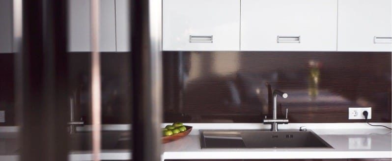 Прегача у ентеријеру кухиње у стилу минимализма - МДФ