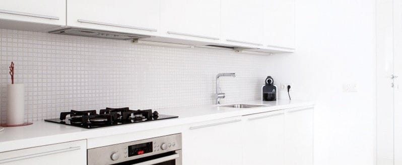 Прегача у унутрашњости кухиње у стилу минимализма - плочица