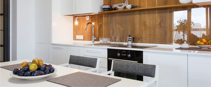 Прегача у ентеријеру кухиње у стилу минимализма - стакло и дрво