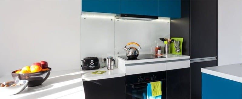 Прегача у унутрашњости кухиње у стилу минимализма - прозирно стакло