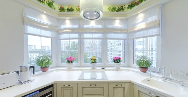 Kitchen with a working area in the bay window