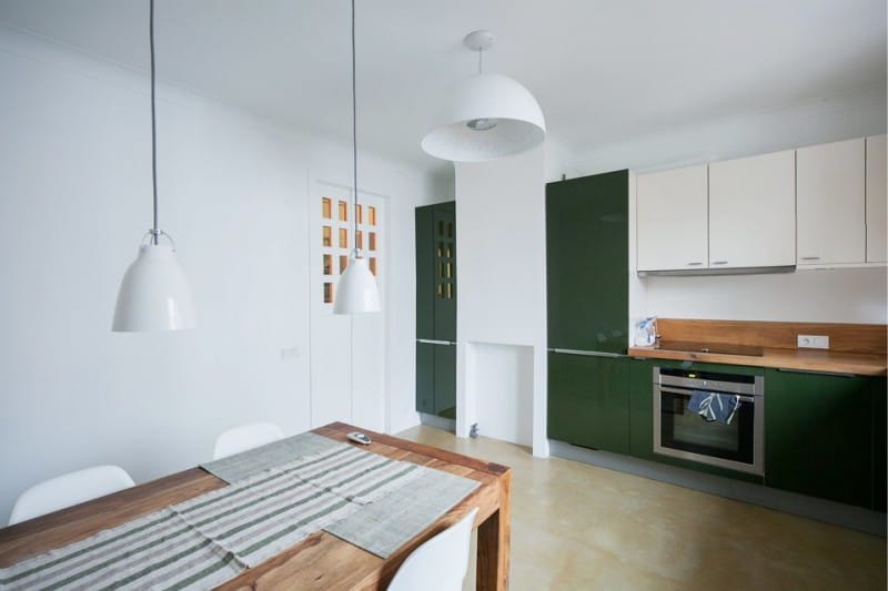 เพดานในห้องครัวในรูปแบบของความเรียบง่าย
