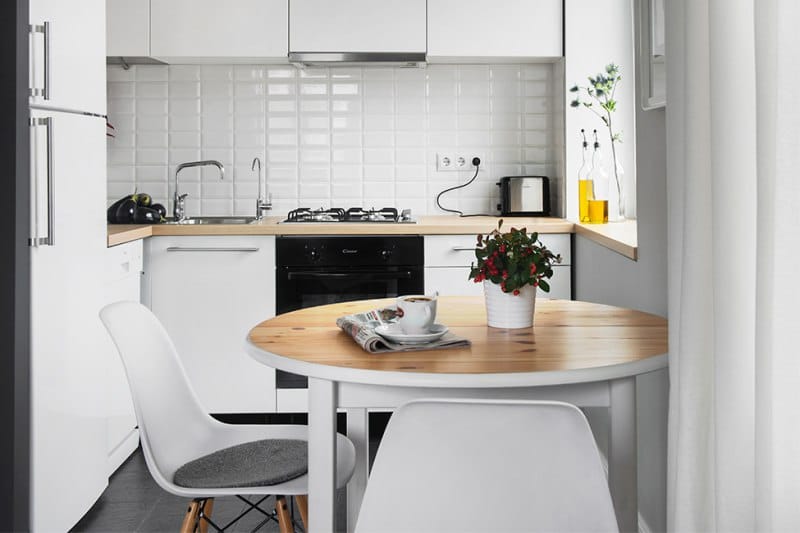 сто у минималистичкој кухињи