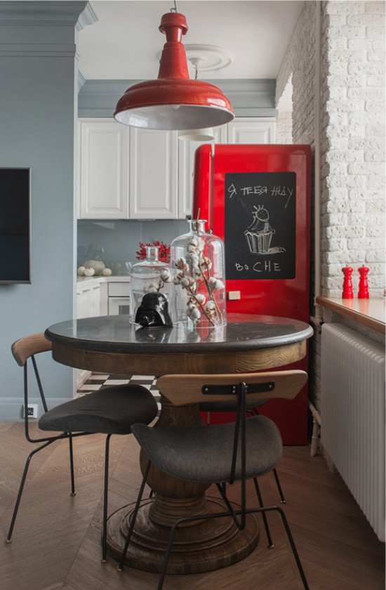 Valgomojo erdvė virtuvės-svetainės kambaryje rekonstruotame Chruščiovo mieste