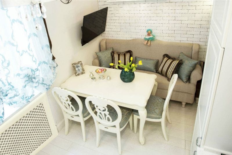 Køkken design med en sofa - parallel arrangement af arbejds-og spisestue områder