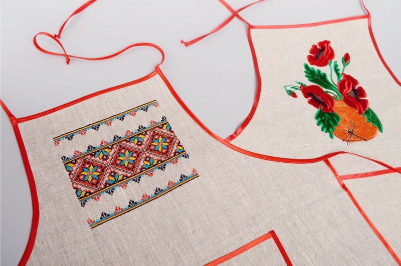 Children's apron with embroidery and appliqué