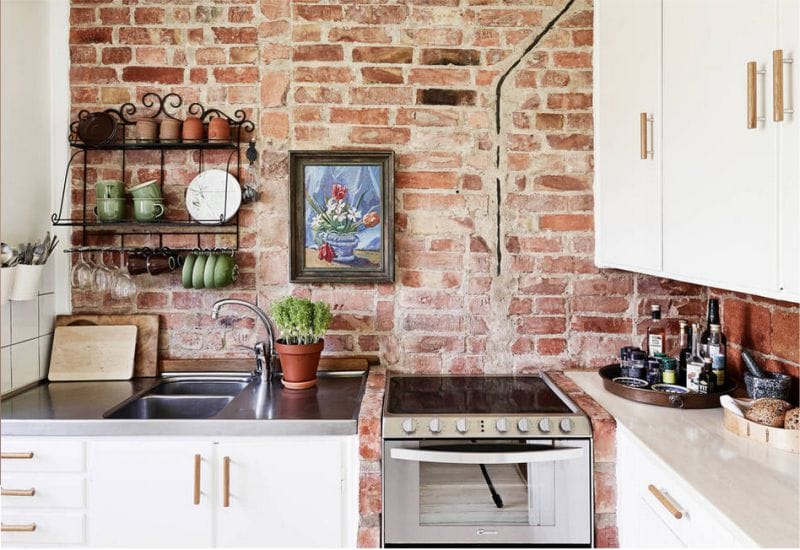 Brick zid u unutrašnjosti kuhinje u rustikalnom stilu