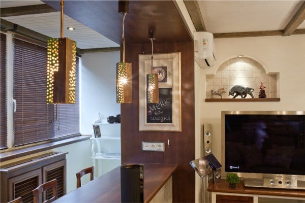 Keuken-woonkamer, met een bar op de loggia