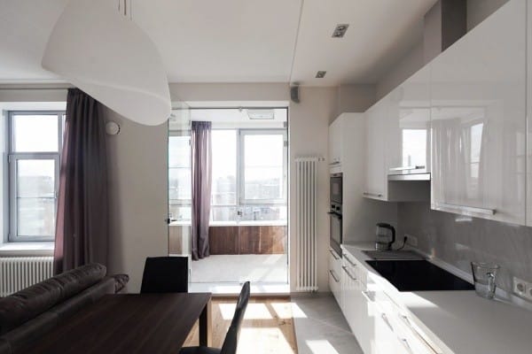 Keuken met een balkon en een glazen deur