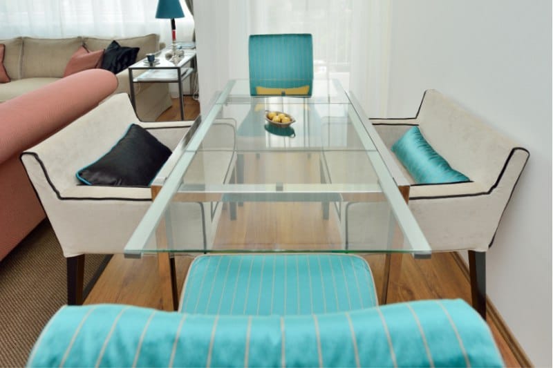 Posuvný sklenený jedálenský stôl