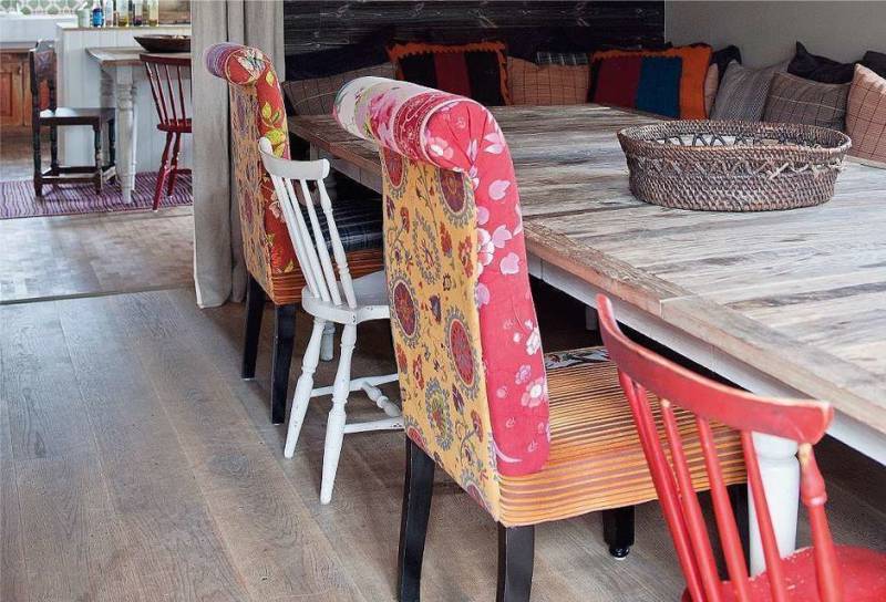 Različite stolice u rustikalnom stilu kuhinje