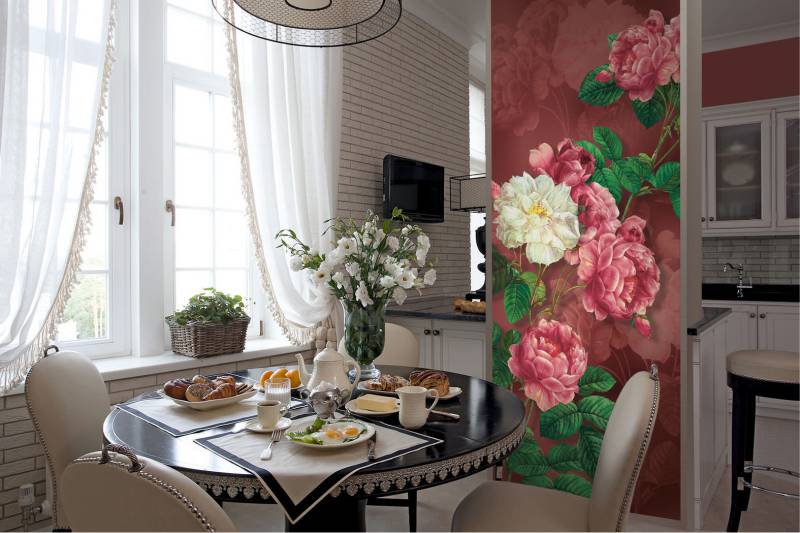 Maľovanie stien v interiéri kuchyne s kvetinami