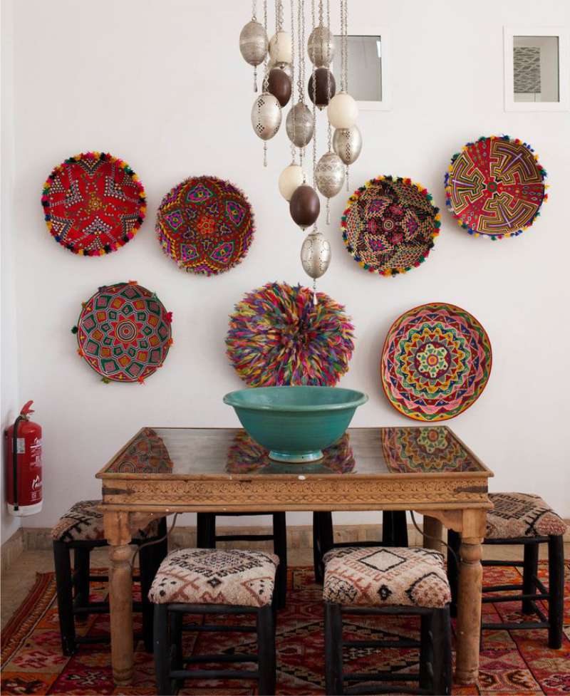Plates on the kitchen wall in oriental style