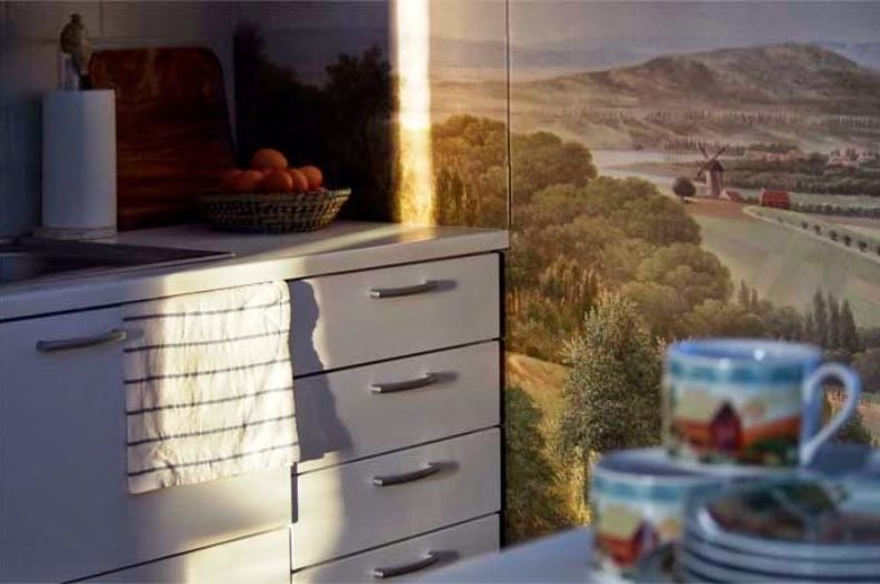 Photowall-papir med et landskab i et køkkeninteriør