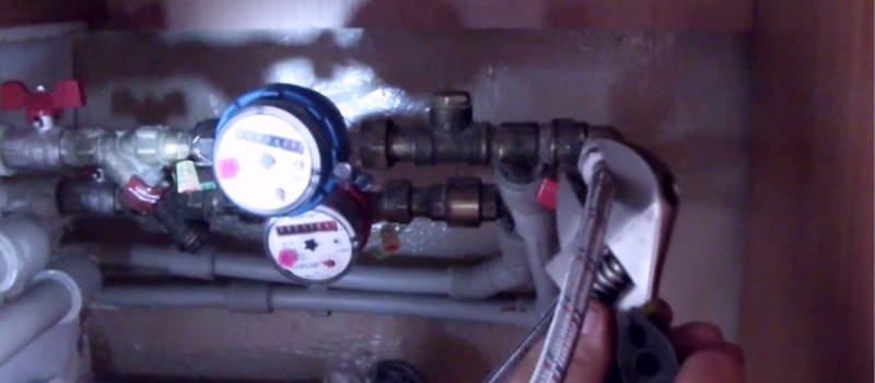Conectando o mixer na cozinha para tubos de água quente e fria