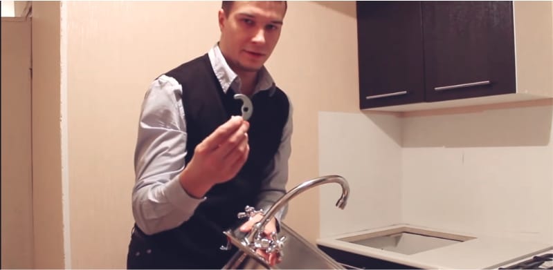 Die Küchenarmatur mit den eigenen Händen installieren - Klemmscheiben befestigen