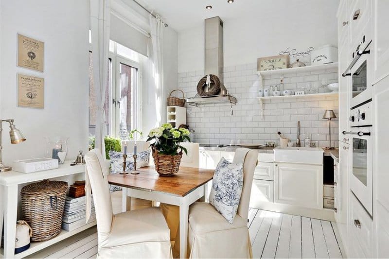 Baltā virtuve Lidingo interjerā Provansas stilā