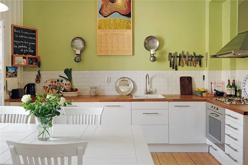 Pistáciová barva stěny v kuchyni