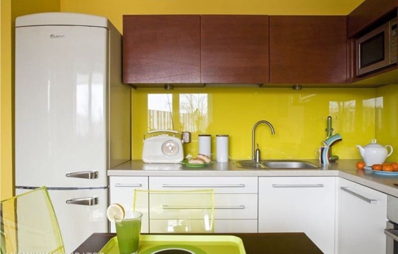 Marrón y amarillo en el interior de la cocina.